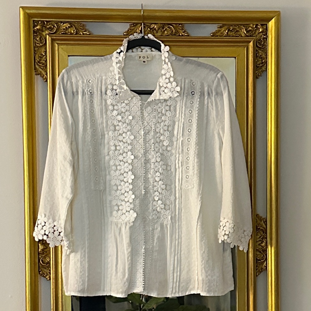 POL beautifully detailed white cotton blouse.